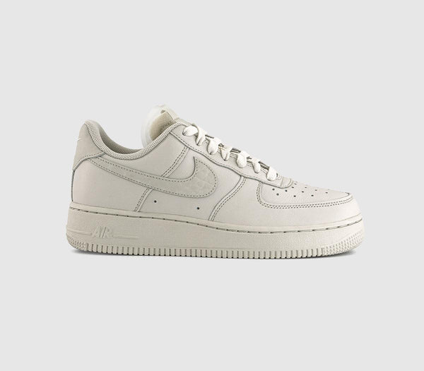 Nike Air Force 1 07 Trainers Light Bone Light Bone Kelly Green