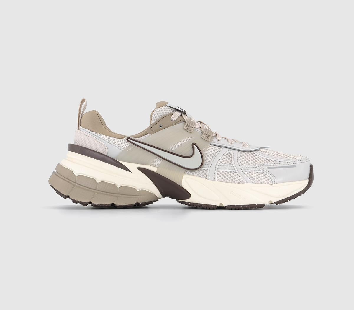 Nike light trainers best sale